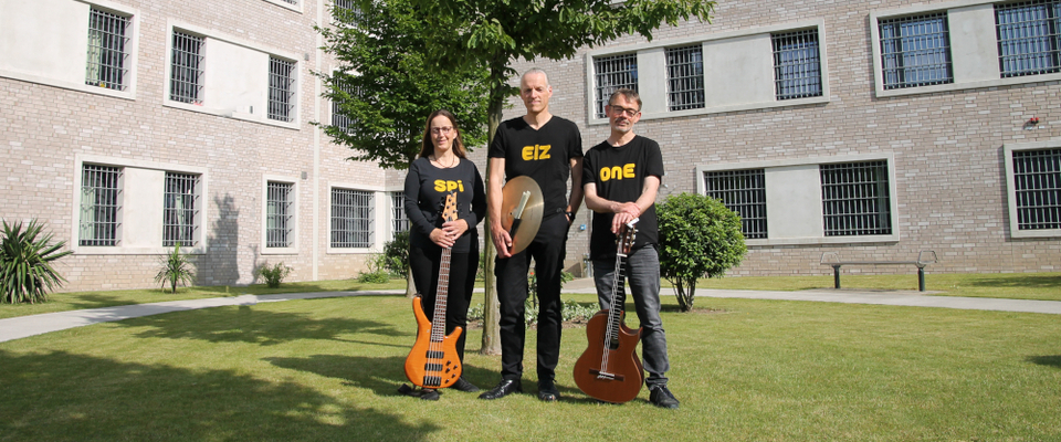 Die Band "SPiELZONE" vor dem Hafthaus